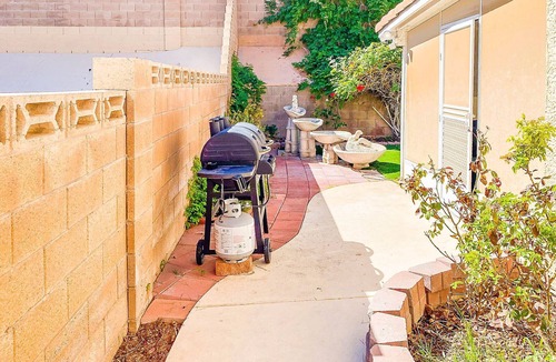 Paradise House | 1 Story Vegas Home | Office Dual Monitors | Fast Wifi | Near Strip & Airport