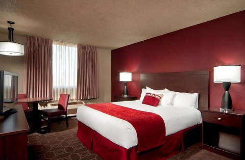 Laughlin Hotel | 1 x Sedona River View King Non Smoking Room at Edgewater Casino Resort