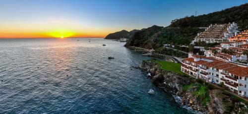 Avalon House | 10-Star Condo 21 Steps from Top - Premium Ocean View Corner Unit Fireplace New Golf Cart - HC245