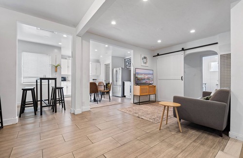 Mid City House | 10mins to Rodeo Drive, 15mins to Venice Modern 4BDR | Shenandoah by AvantStay