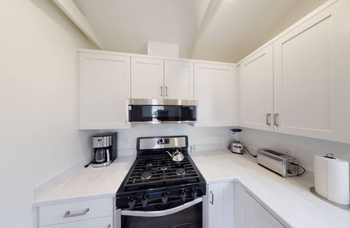 Arcata House | 11th Street Studio ~ New/Stylish & 3 blocks to Plaza!