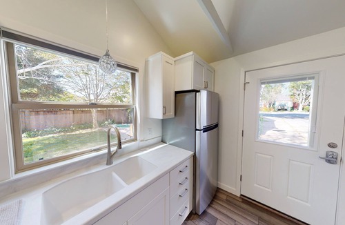 Arcata House | 11th Street Studio ~ New/Stylish & 3 blocks to Plaza!