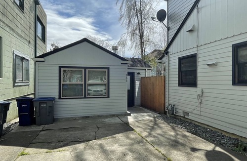 Arcata House | 11th Street Studio ~ New/Stylish & 3 blocks to Plaza!