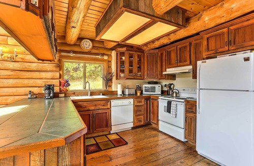 McCloud House | 13 Mi to Mt Shasta: Log Home on 60 Acres!