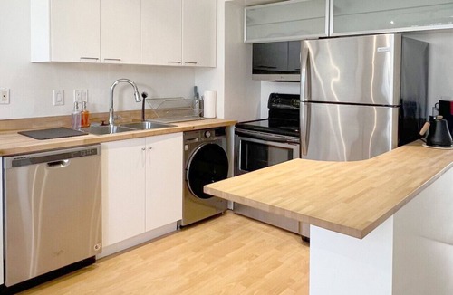Wilshire Montana Apartment | #14 Sapcious 2BD 2.5 Bath near Montana