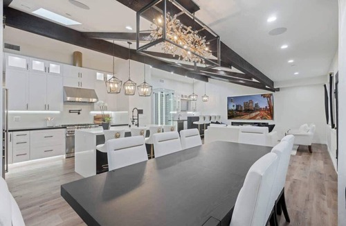 Magnolia Park House | 183 Stunning Stylish Modern Retreat in Burbank