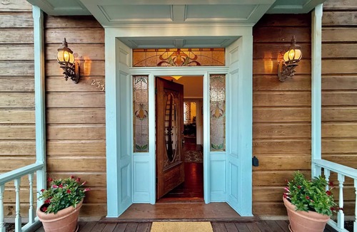 Los Alamos House | 1882 Heritage House ~ Bali Bed, Porches & Gardens ~ Downtown Los Alamos