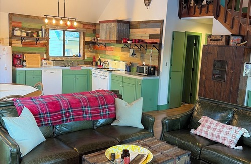 Old Station House | 1950's themed cute and cozy cabin in Old Station.