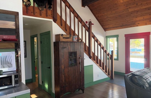 Old Station House | 1950's themed cute and cozy cabin in Old Station.
