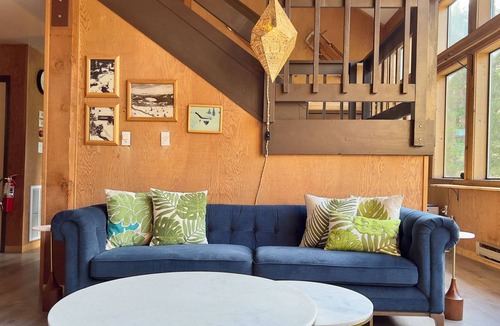 Alpine Meadows House | 1970s Alpine Chalet, "Bearadise" backs to creek, dog friendly, sleeps 14+