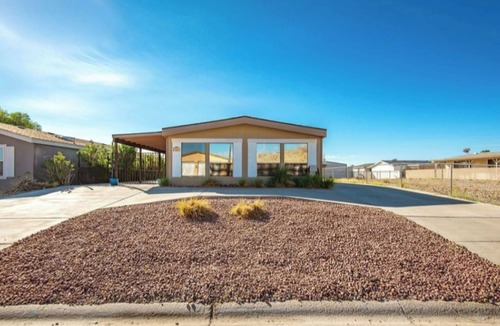 Holiday Shores House | 1970s Throwback Get-Away At The Colorado River