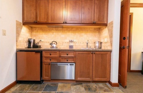 Olympic Valley Resort | 1bd/kitchen Palisades Tahoe- Waterfall hikes! Sweeping views of Olympic Valley!
