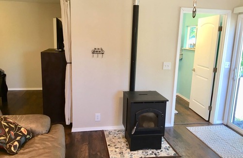 Cottonwood House | 1BR 1BA QUIET IN THE COUNTRY - PET FRIENDLY