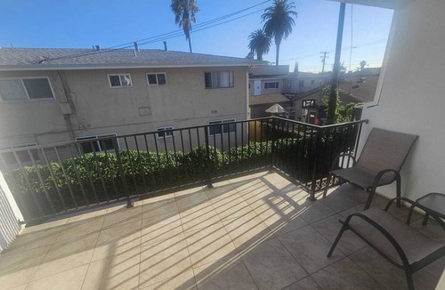 Inglewood House | 2-bedroom townhome in fabulous Inglewood with AC and comfort