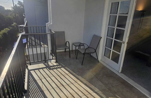 Inglewood House | 2-bedroom townhome in fabulous Inglewood with AC and comfort