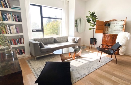 Upper Telegraph House | 2-bedroom + TV Room townhome in walkable Rockridge close to UC Berkeley and SF.