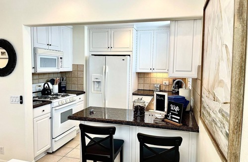 West Newport Apartment | 2-blocks to beach, Private Rooftop Deck!