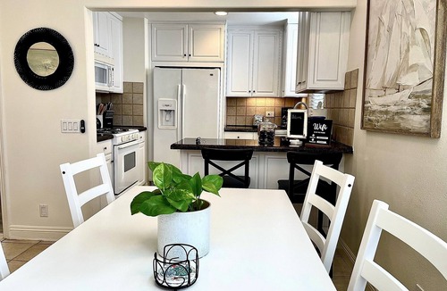 West Newport Apartment | 2-blocks to beach, Private Rooftop Deck!