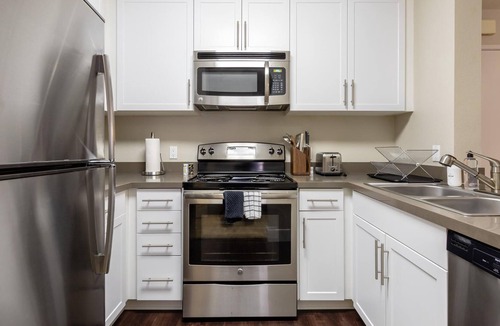 Pasadena Apartment | 2 BR in Pasadena, Gym, Pool + Parking