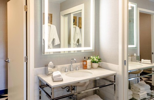 Norma Triangle Hotel | 2 Elegant King Suite Balcony near Sunset Strip, Nightlife & Dining Access