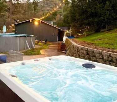 Oakhurst Villa | 2 Homes Sleeps 26 Sauna Spa Pet EV Pool Arcade