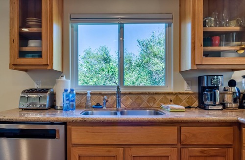 Paso Robles House | 2 King Suites + Fenced Porch | Walkable Downtown Paso | Quercus Acorn Cottage