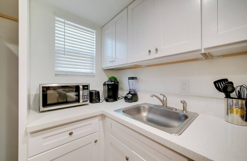 Riverside Apartment | 2 Mi to Dtwn Riverside & Hospital! Family Retreat