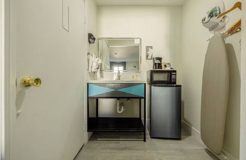 Barstow Hotel | 2 Nostalgic Rooms w/2 Queen Beds w/Retro Décor - Escape Along Route 66
