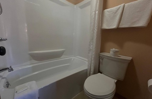 Broken Bow Hotel | 2 Peaceful & Clean Rooms Located Near Main Attractions in Broken Bow’s Center