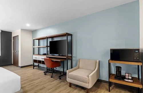 Temecula Hotel | 2 Pet-Friendly Suites Perfect for Wine Country Travelers | Free Parking