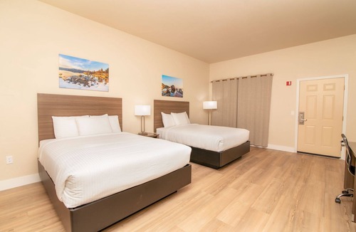 Apple Hill Hotel | 2 Queen Bed in a Hotel