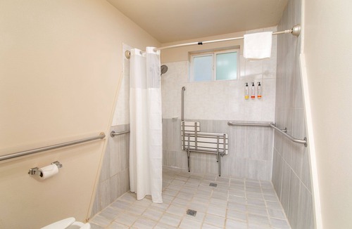 Apple Hill Hotel | 2 Queen Bed Room- Handicap