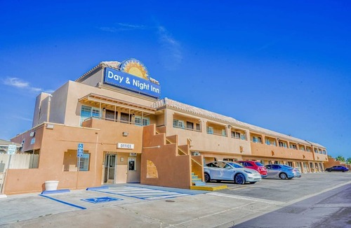 Hesperia Apartment | 2 Queen Beds|Non-Smoking
