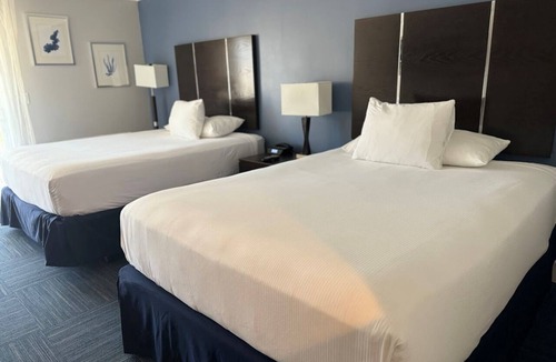 Old Towne Hotel | 2 Queen Jacuzzi Balcony Stay Near Beach, Pier with Breakfast Included