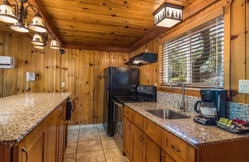 Bass Lake Hotel | 2 Rooms in Woodland Retreat w/Breakfast (Select Stays), Near Bass Lake & Trail