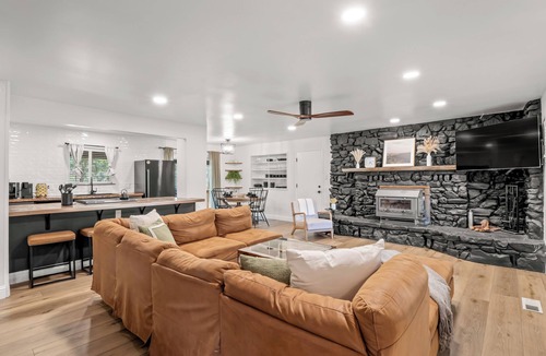 Oakhurst House | 2 Units that can host 29 Guests, Moments away from Yosemite & Bass Lake