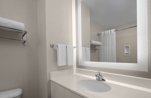 East Roseville Parkway Hotel | 2 Welcoming Suites Near Roseville Golfland Sunsplash, Perfect for Families!