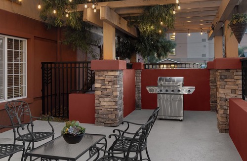 East Roseville Parkway Hotel | 2 Welcoming Suites Near Roseville Golfland Sunsplash, Perfect for Families!