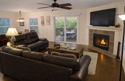 Groveland House | 23 miles to Yosemite National Park via Highway 120