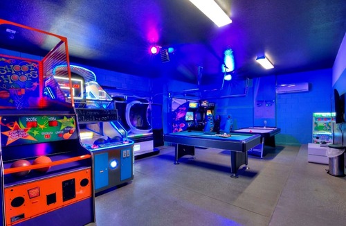 Loughman House | 28-bedroom Global Hollywood, sleeps up to 70