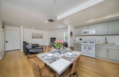 Alhambra Condo | 2BD/2BA Apartment near DT Alhambra