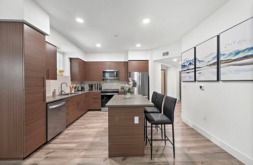 Anaheim Colony Historic District Apartment | 2Bedroom 2Bath Beauty Steps Away from Disneyland. Comes with Pool, Jacuzzi & Gym