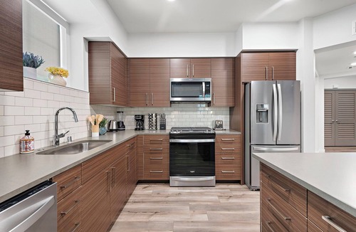 Anaheim Colony Historic District Apartment | 2Bedroom 2Bath Beauty Steps Away from Disneyland. Comes with Pool, Jacuzzi & Gym