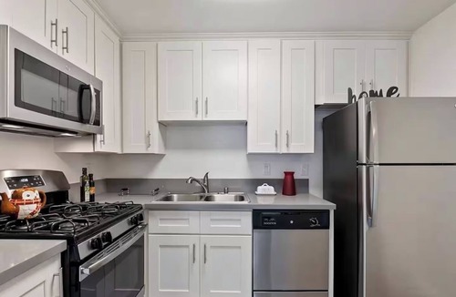 Little Armenia Apartment | 2BR Hollywood Apt w/Rooftop Pool & Stunning Views