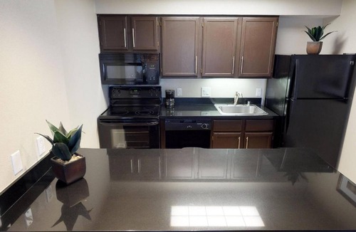 Brea Hotel | 2BR Suite with Full Kitchen near Brea Mall - 3.3 mi | Free Hot Breakfast, Pool