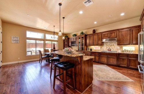 Roseville House | 3,000sqft Villa with pool, spa, outdoor kitchen, veg garden. Great location!