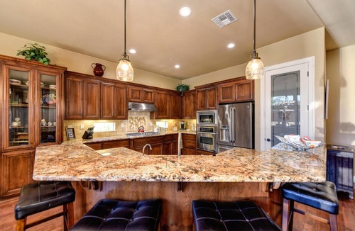 Roseville House | 3,000sqft Villa with pool, spa, outdoor kitchen, veg garden. Great location!