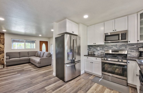 Mountain View Estates House | 3 Bed/2 Bath near Lake, Beaches & Heavenly. Across from State park.