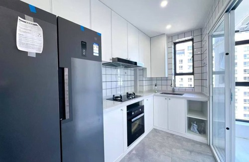 Huangpu Apartment | 3-bedroom apartment easy walk to Yuyuan Garden, the Bund and Nanjing Road