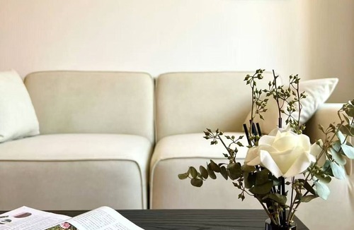 Huangpu Apartment | 3-bedroom apartment easy walk to Yuyuan Garden, the Bund and Nanjing Road